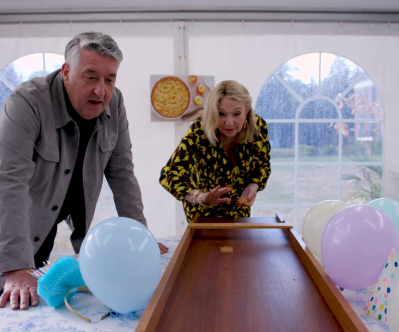 Janny en Robèrt spelen Oud-Hollandse spelletjes