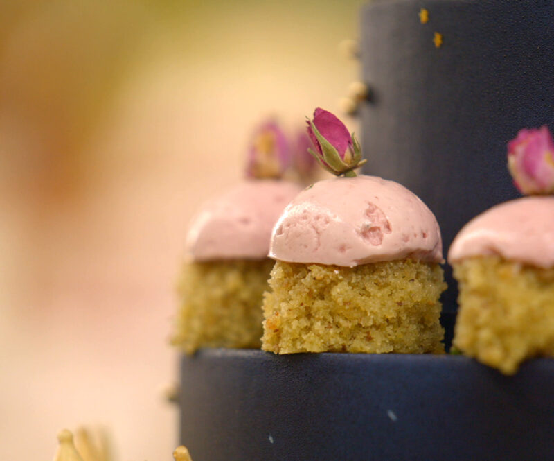 Bolgebakjes met framboos en pistache