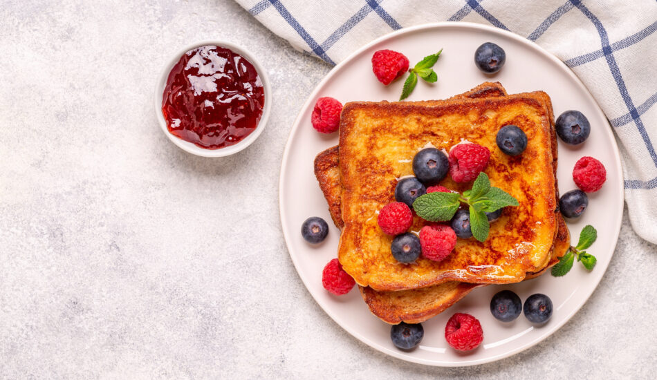French,Toast,With,Blueberries,,Raspberries,,Maple,Syrup,,Top,View.